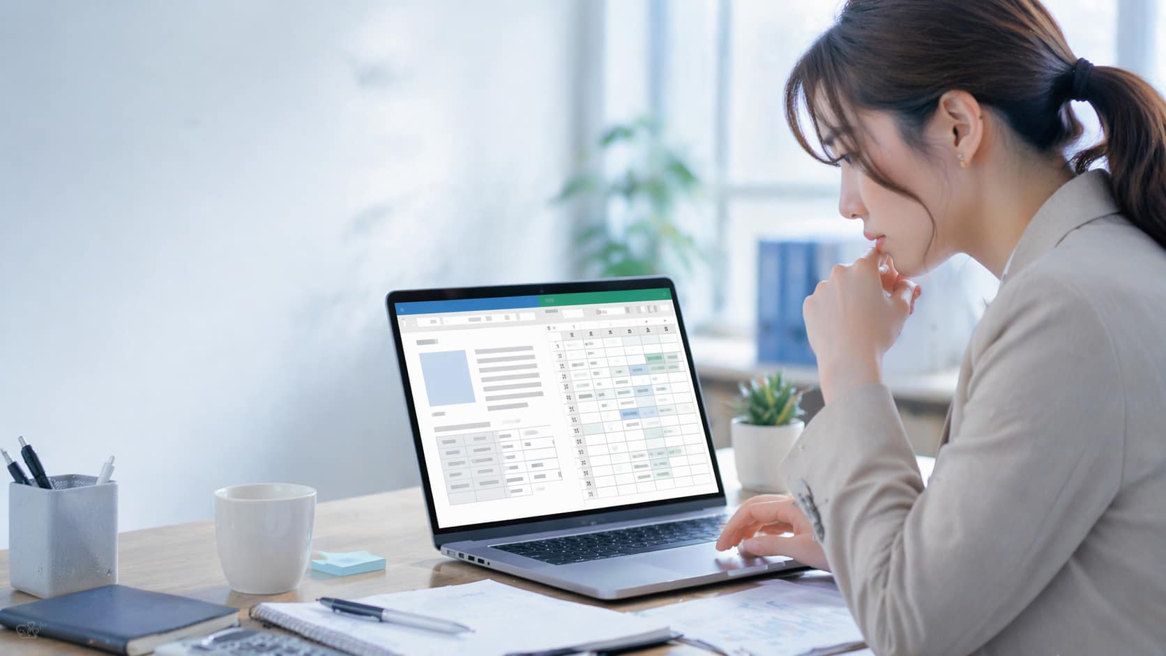 WordとExcelの変換崩れを確認する女性のアイキャッチ画像